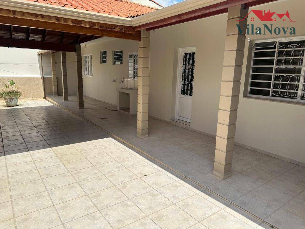 Casa à venda com 3 quartos, 232m² - Foto 1