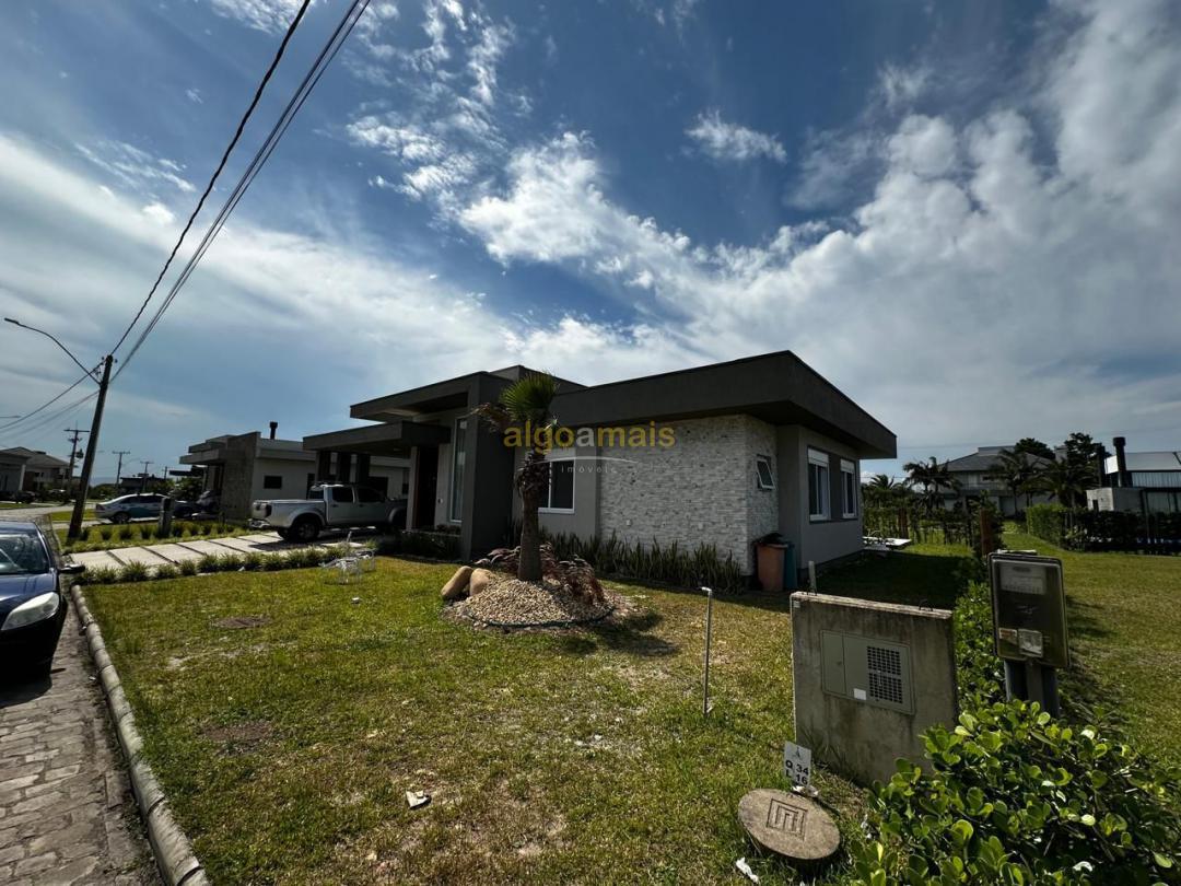 Casa de Condomínio à venda com 4 quartos, 243m² - Foto 1