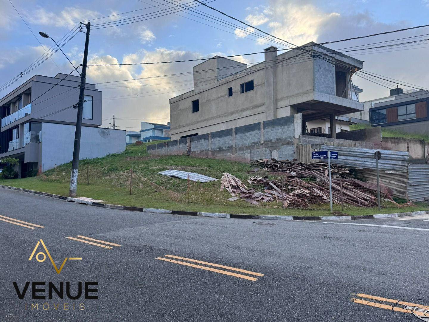 Loteamento e Condomínio, 300 m² - Foto 1