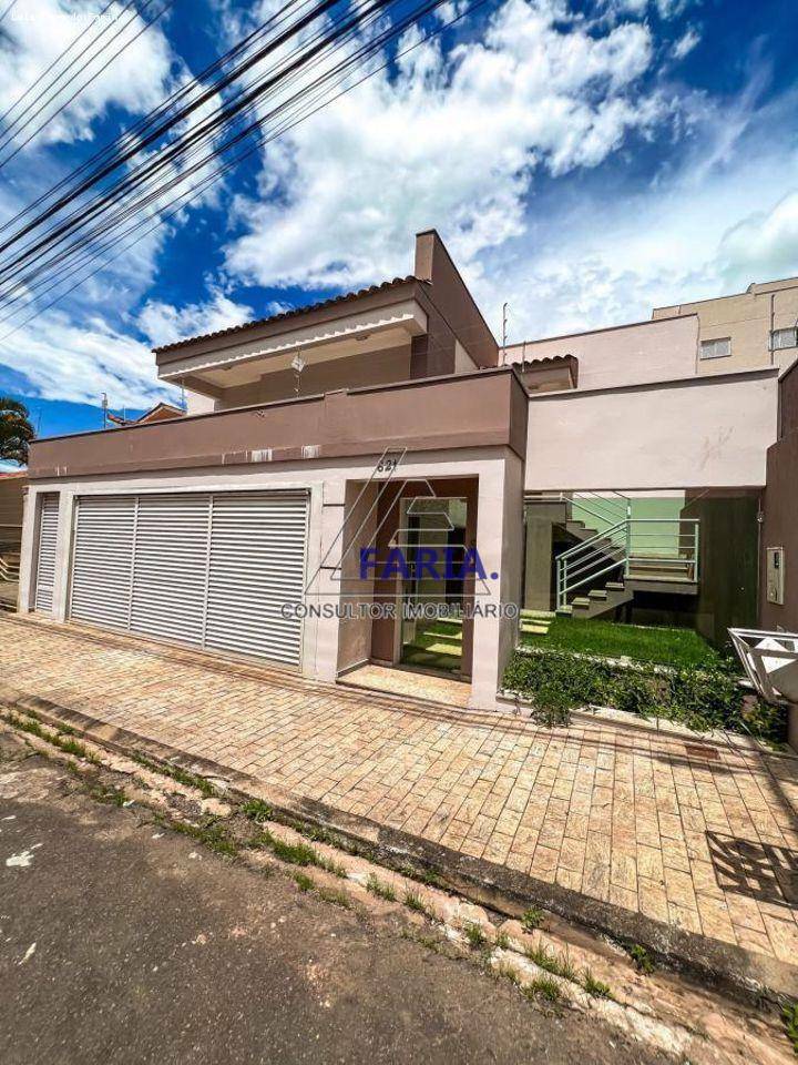 Casa à venda com 3 quartos, 240m² - Foto 2