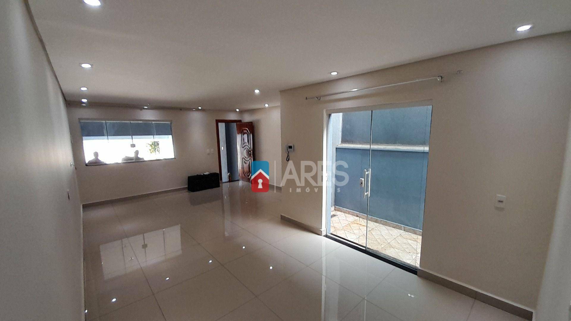 Casa para alugar com 3 quartos, 220m² - Foto 1