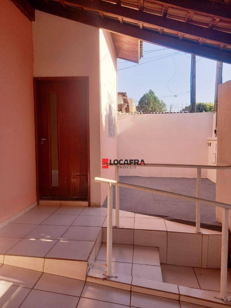 Casa à venda com 3 quartos, 100m² - Foto 4