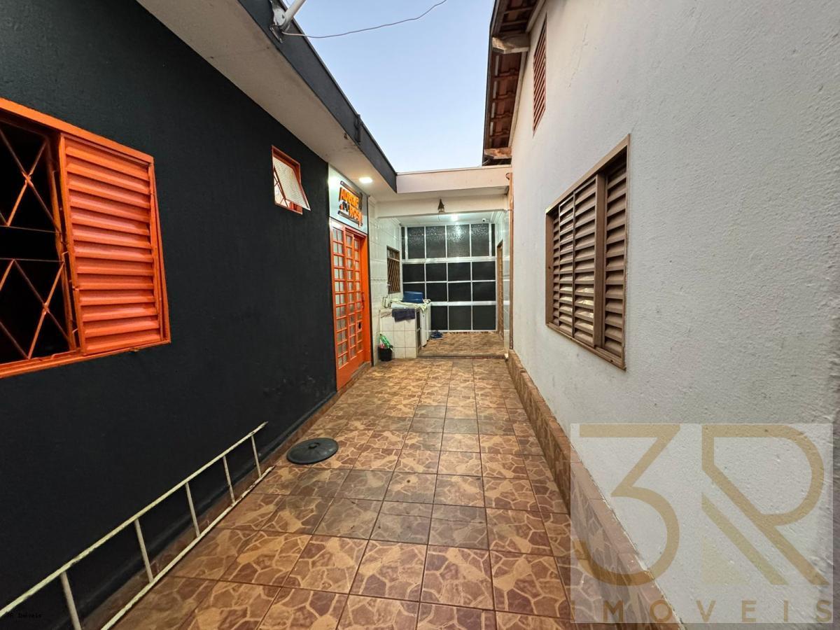 Casa à venda com 5 quartos, 200m² - Foto 1