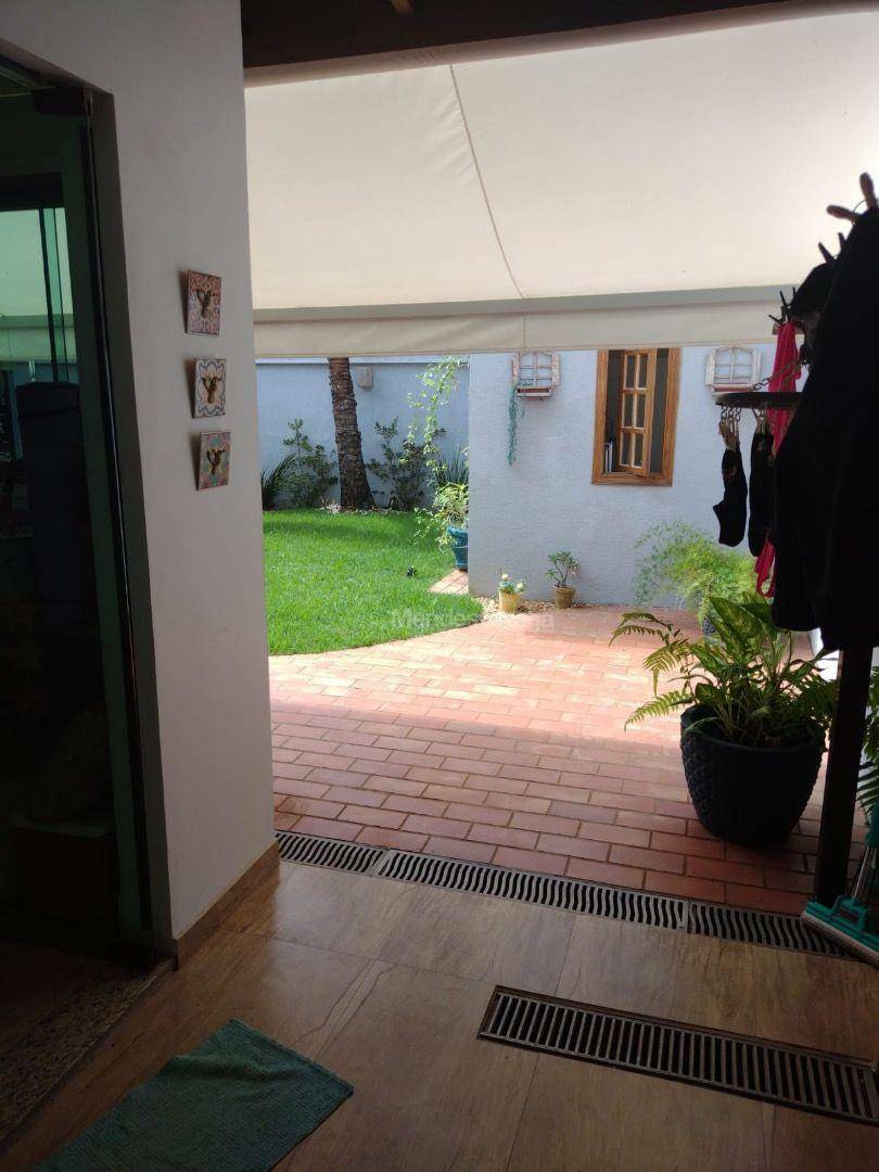 Casa à venda e aluguel com 3 quartos, 306m² - Foto 4