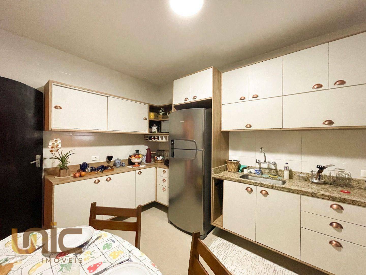 Casa à venda com 3 quartos, 250m² - Foto 14