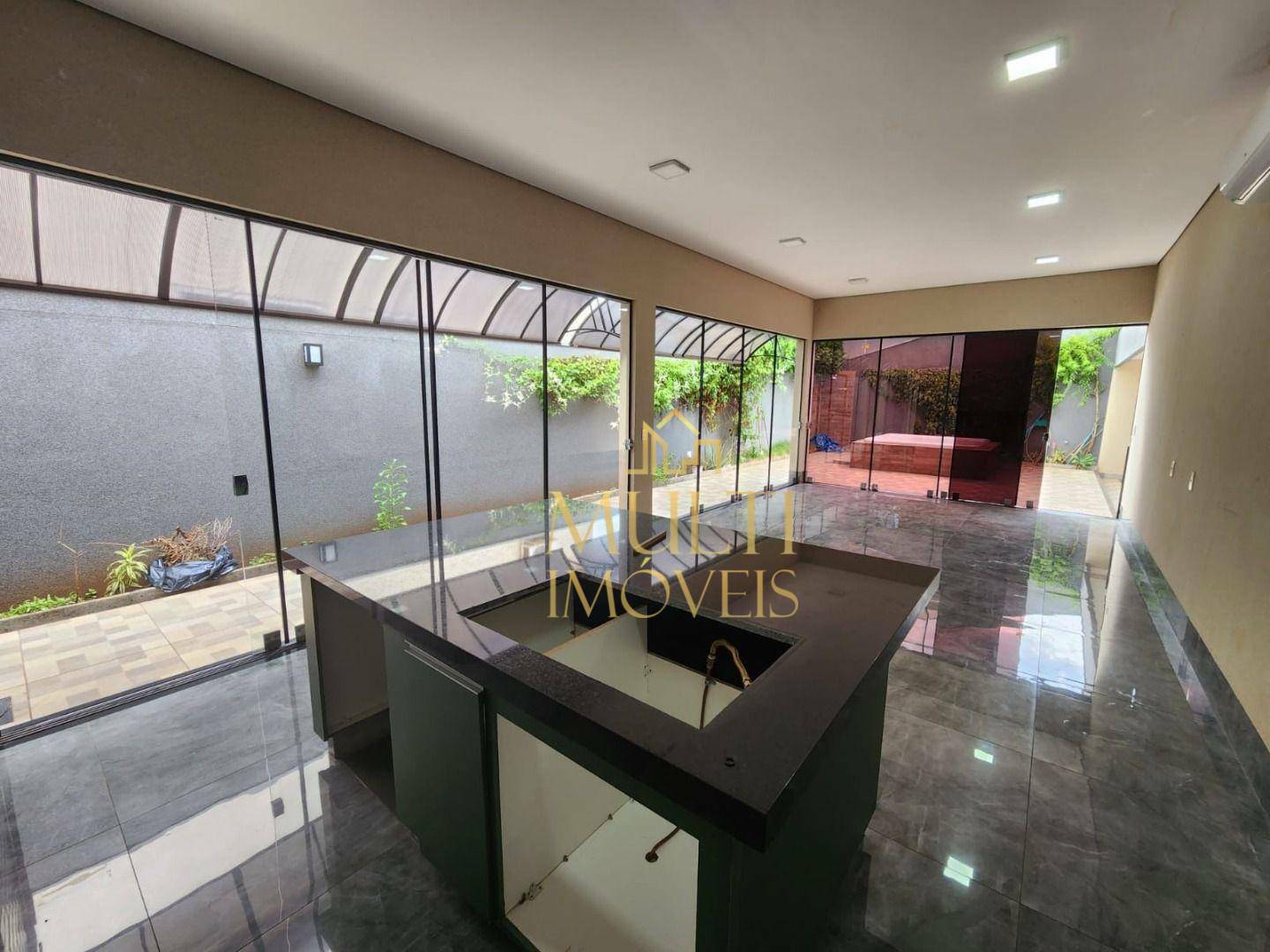 Casa à venda com 4 quartos, 264m² - Foto 1