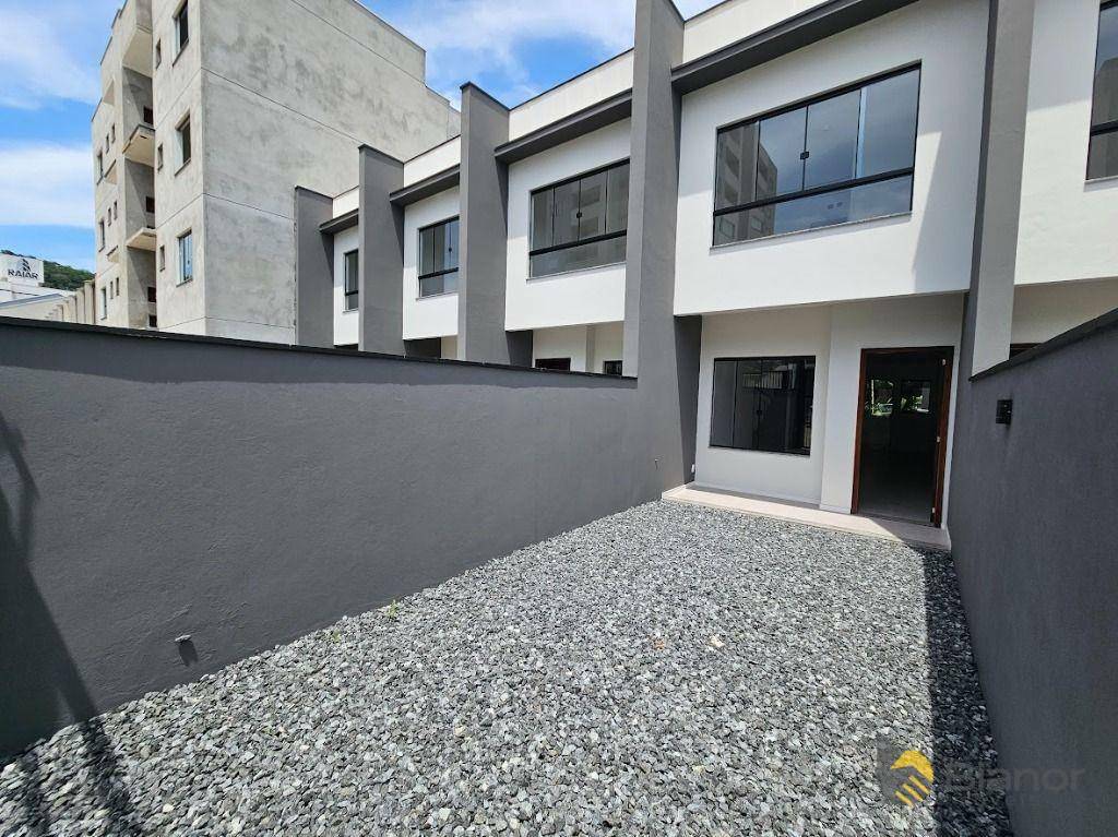 Casa à venda com 2 quartos, 83m² - Foto 1