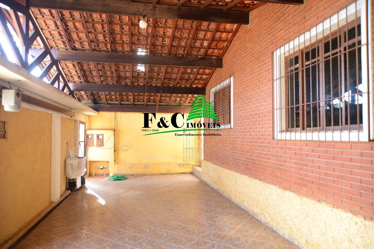 Casa à venda com 4 quartos, 250m² - Foto 2