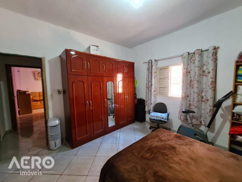 Casa à venda com 2 quartos, 165m² - Foto 4