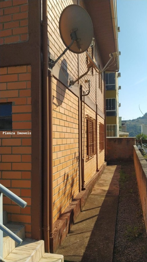Casa à venda com 6 quartos, 200m² - Foto 3