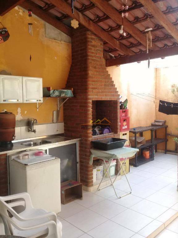 Casa à venda com 4 quartos, 150m² - Foto 1