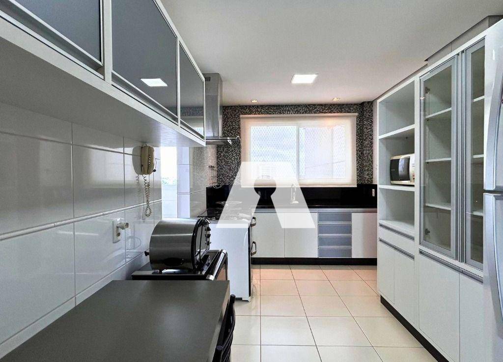 Apartamento para alugar com 3 quartos, 202m² - Foto 6