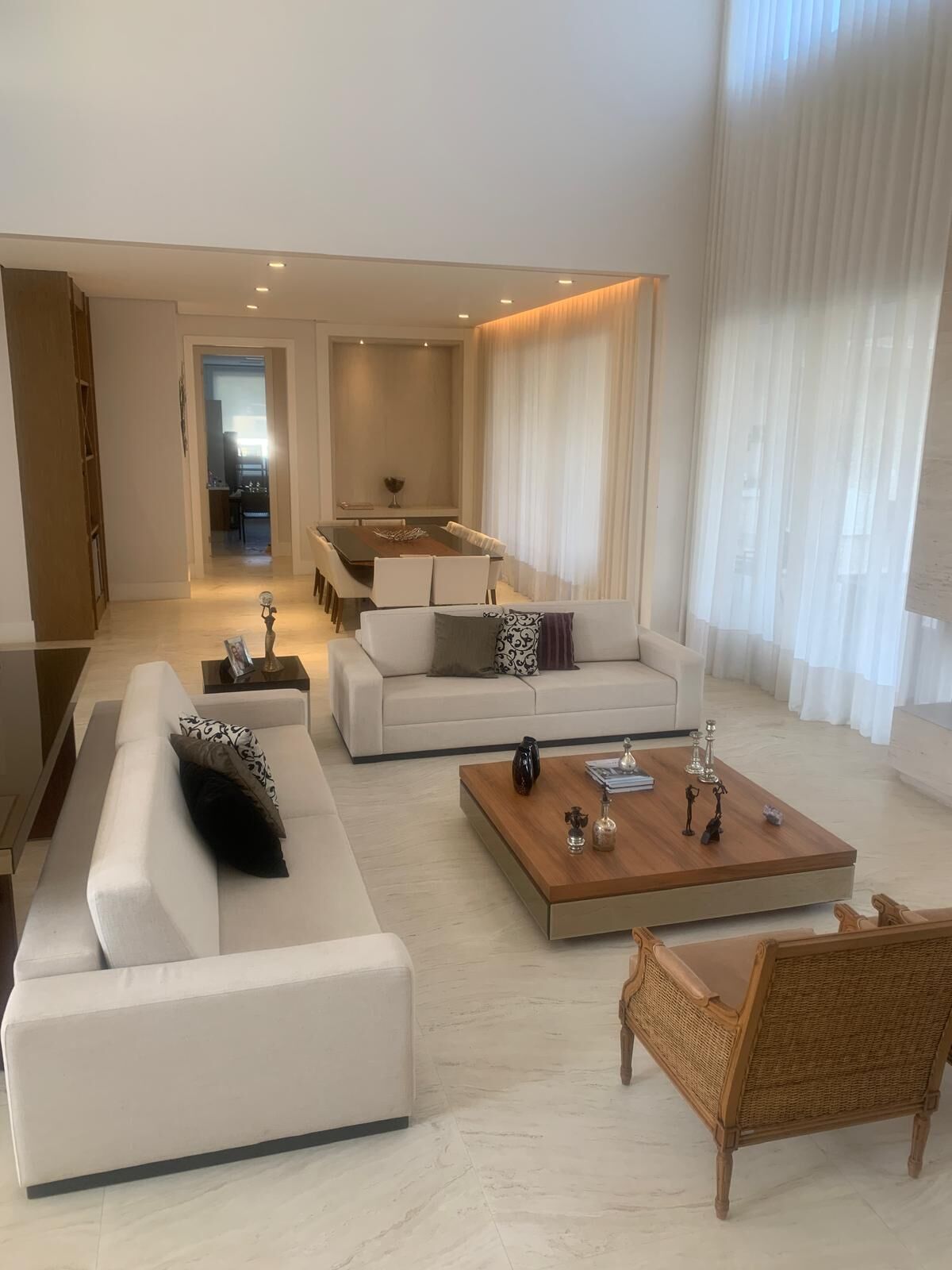 Casa à venda com 6 quartos, 1250m² - Foto 1