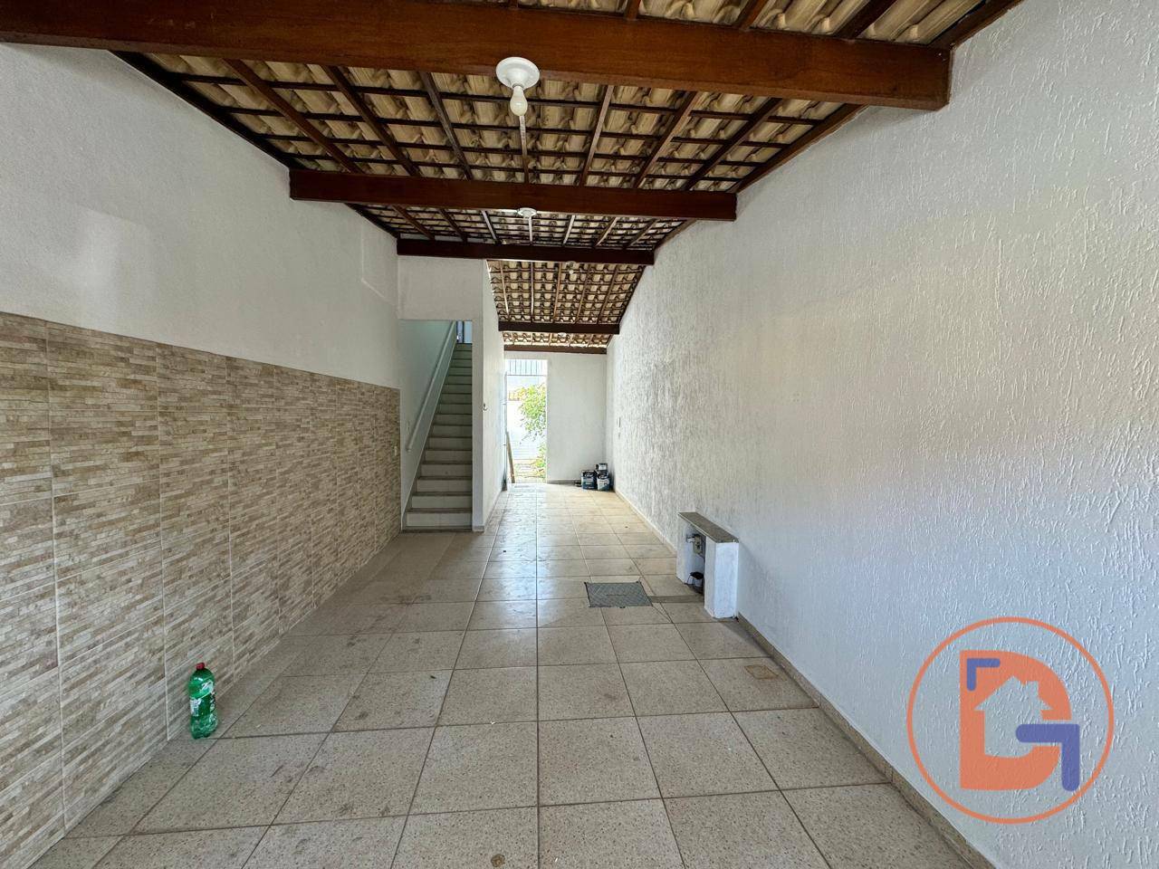 Casa à venda com 2 quartos, 80m² - Foto 2