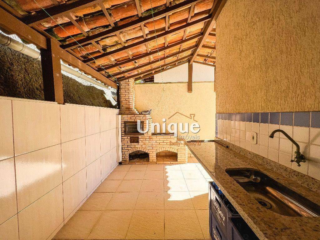 Casa de Condomínio à venda com 4 quartos, 250m² - Foto 2