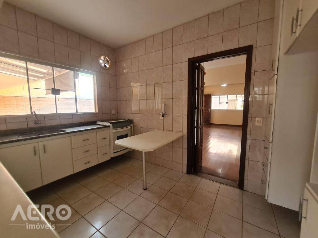 Casa à venda com 3 quartos, 150m² - Foto 1