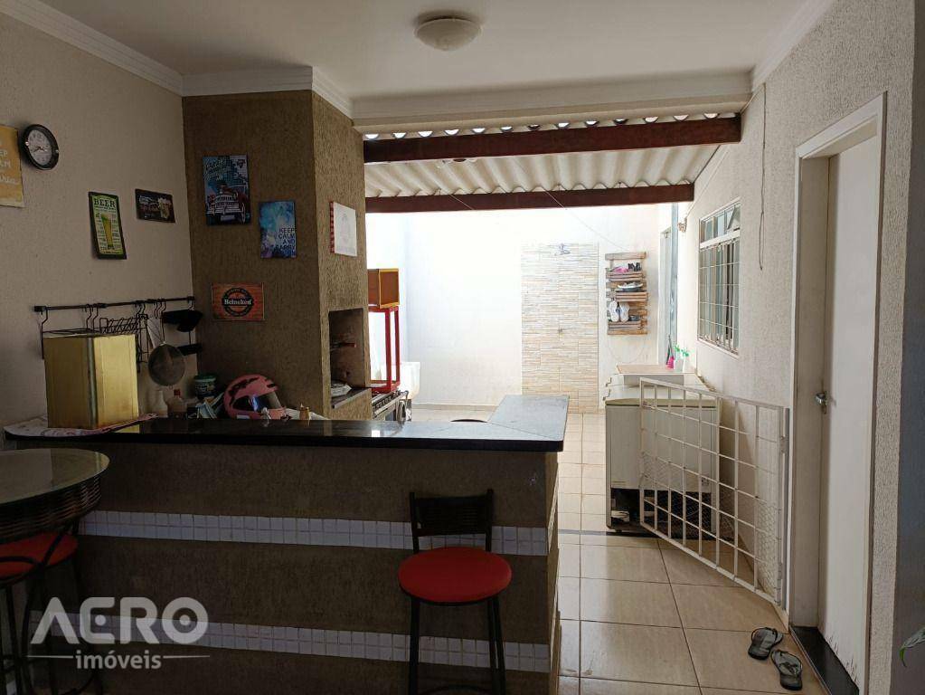 Casa à venda com 3 quartos, 130m² - Foto 1