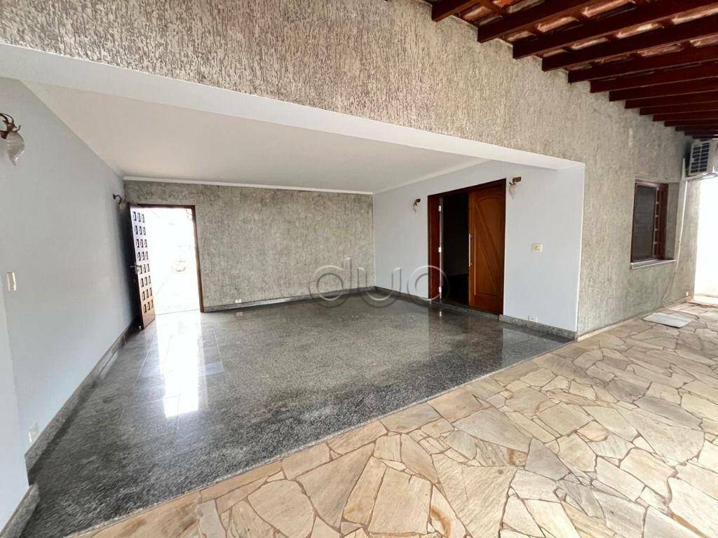 Casa à venda com 3 quartos, 200m² - Foto 1