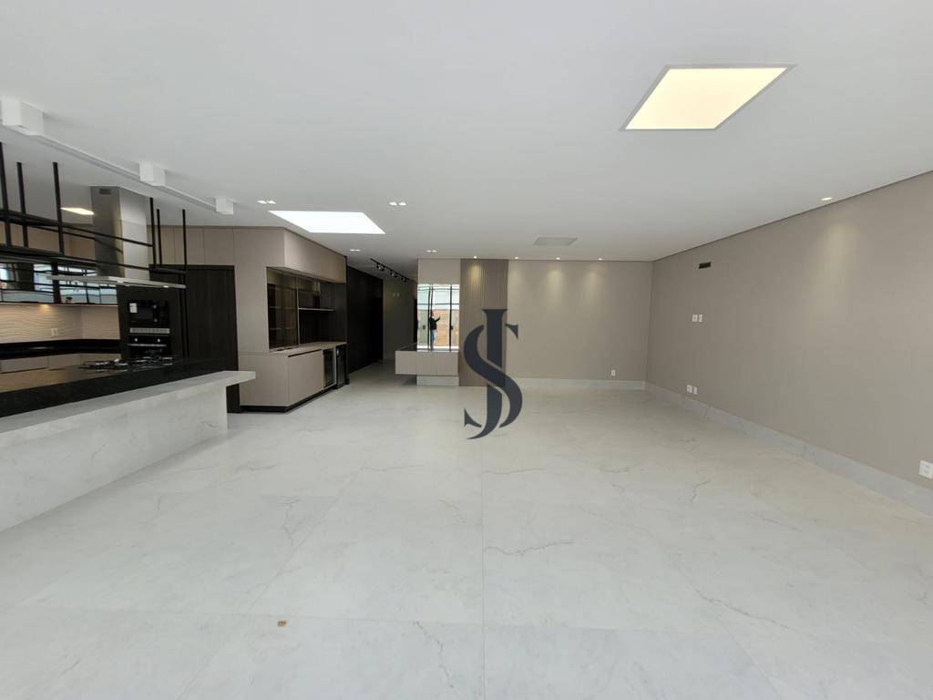 Casa à venda com 4 quartos, 250m² - Foto 4