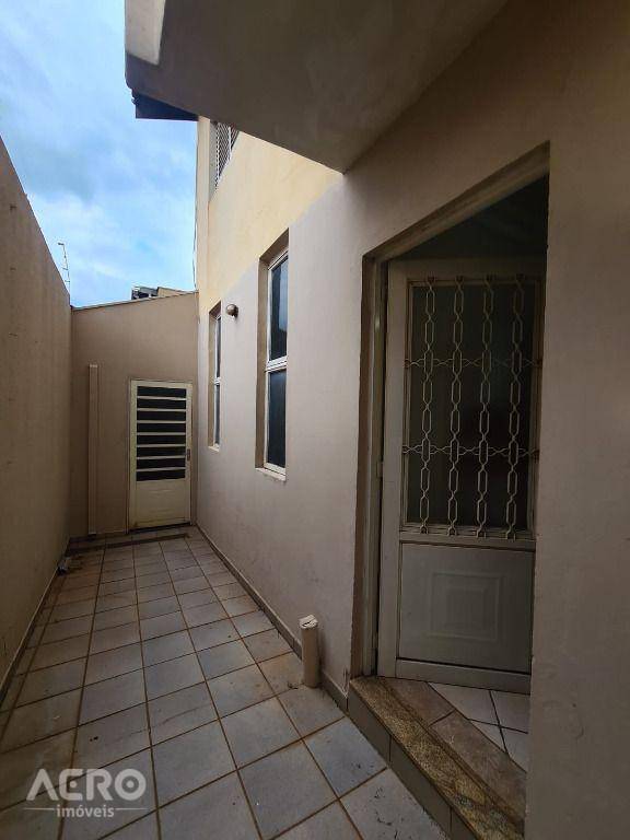 Casa à venda com 4 quartos, 220m² - Foto 2