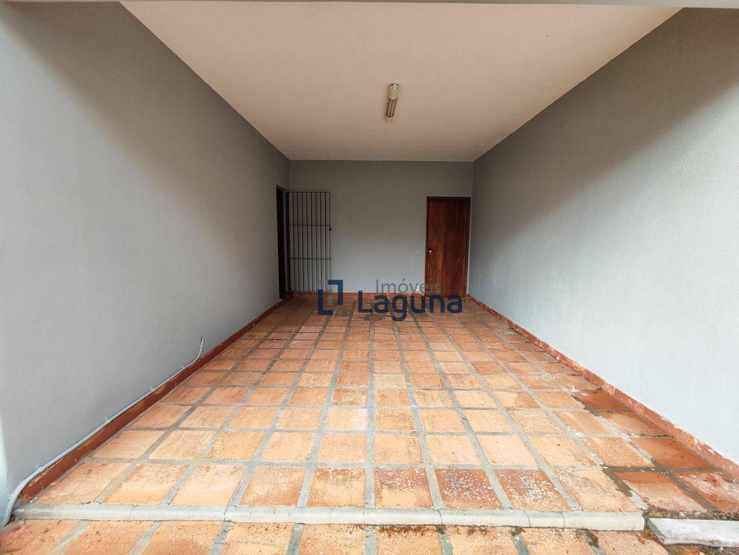 Casa para alugar com 3 quartos, 285m² - Foto 2