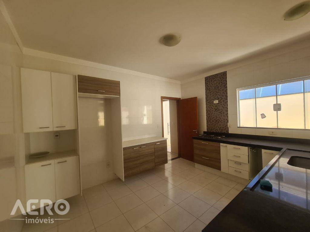 Casa à venda com 3 quartos, 230m² - Foto 4