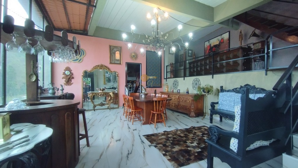 Casa à venda com 4 quartos, 226m² - Foto 1