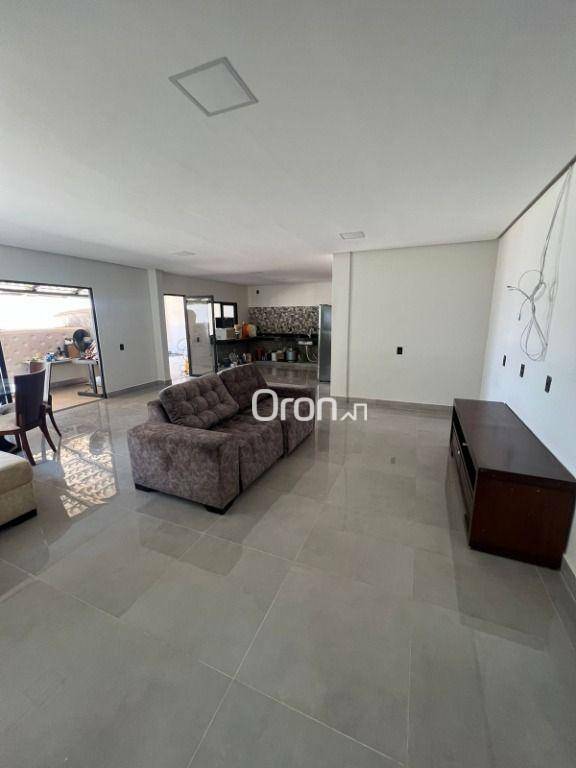 Sobrado à venda com 3 quartos, 210m² - Foto 1