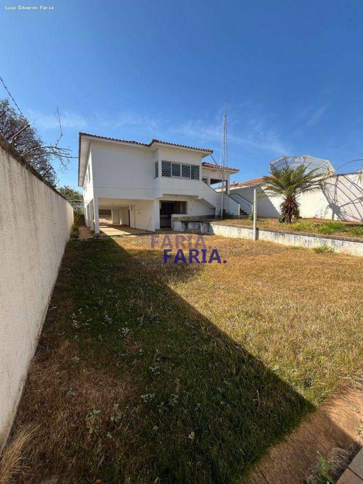 Casa à venda com 4 quartos, 379m² - Foto 11