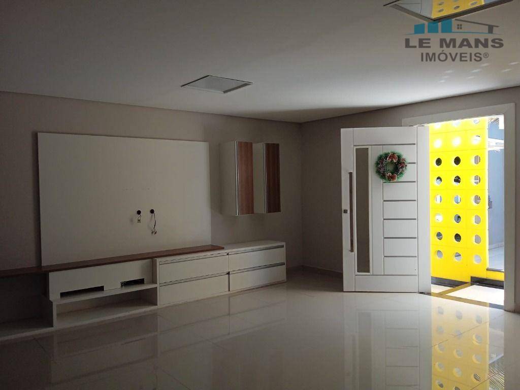 Casa à venda com 3 quartos, 211m² - Foto 2