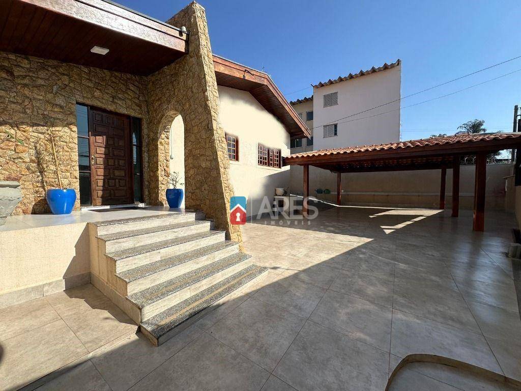 Casa à venda com 5 quartos, 300m² - Foto 1