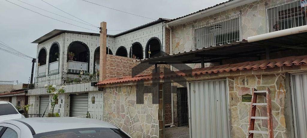 Casa à venda com 6 quartos, 186m² - Foto 1