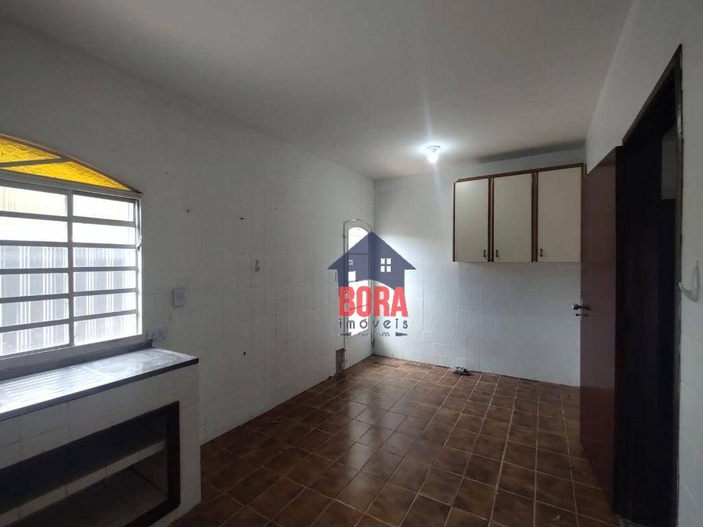 Casa para alugar com 3 quartos, 280m² - Foto 1