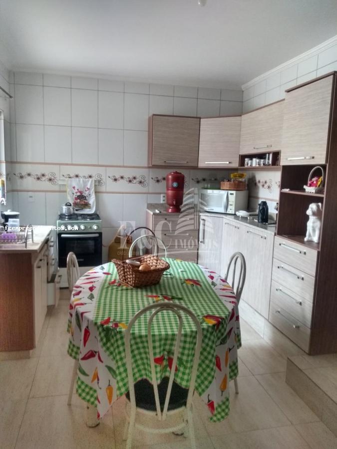 Casa à venda com 3 quartos, 168m² - Foto 1