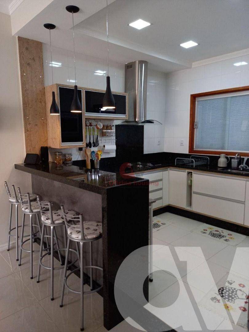 Casa à venda com 3 quartos, 185m² - Foto 1