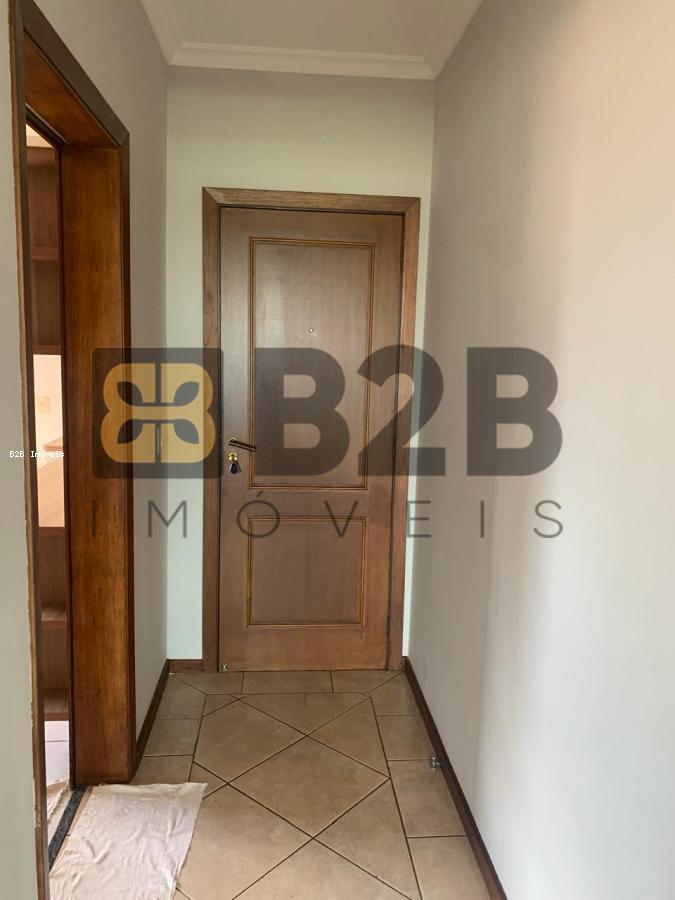 Apartamento à venda com 3 quartos, 110m² - Foto 2