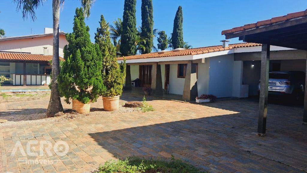 Casa à venda e aluguel com 3 quartos, 372m² - Foto 1