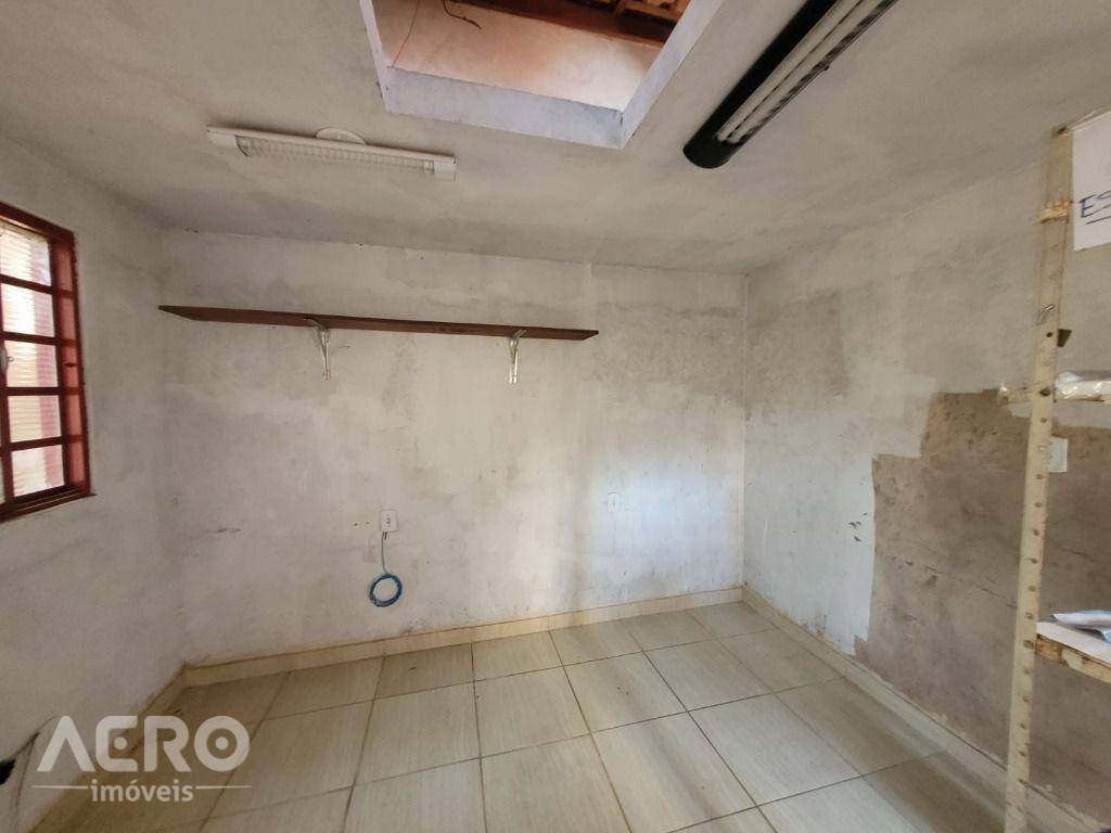 Casa à venda com 3 quartos, 200m² - Foto 3