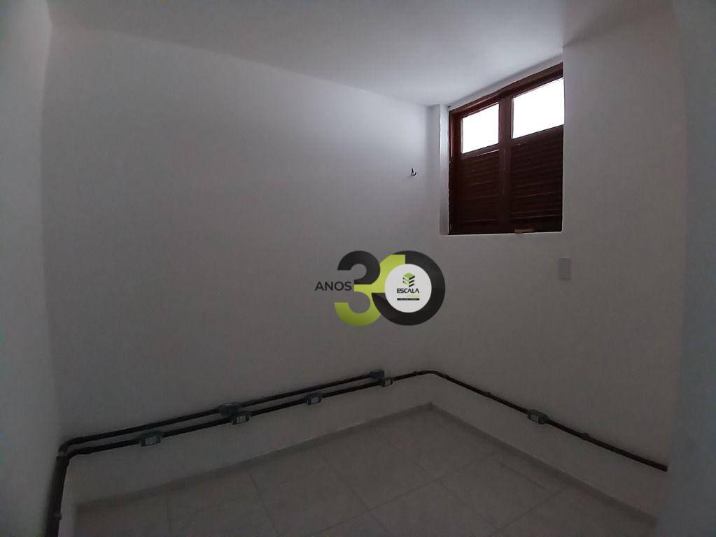 Casa para alugar com 5 quartos, 250m² - Foto 13