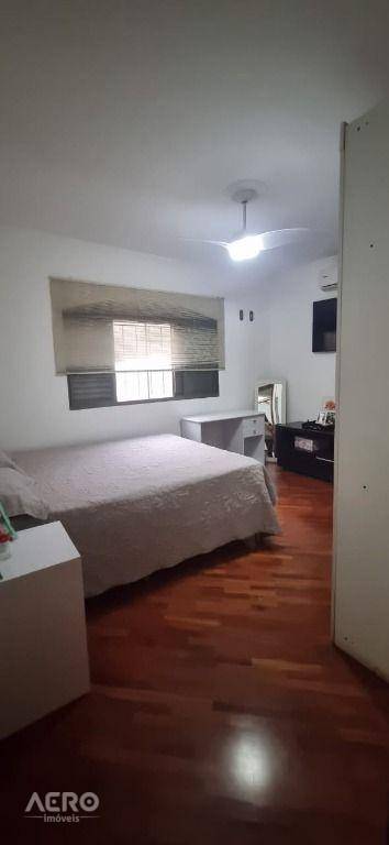 Casa à venda com 4 quartos, 236m² - Foto 9