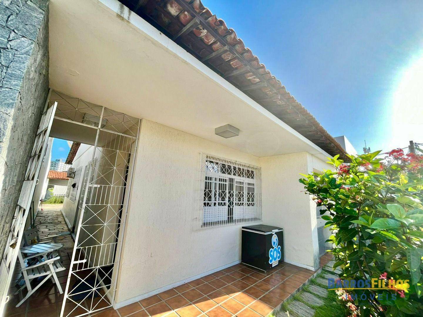 Casa à venda com 4 quartos, 300m² - Foto 2