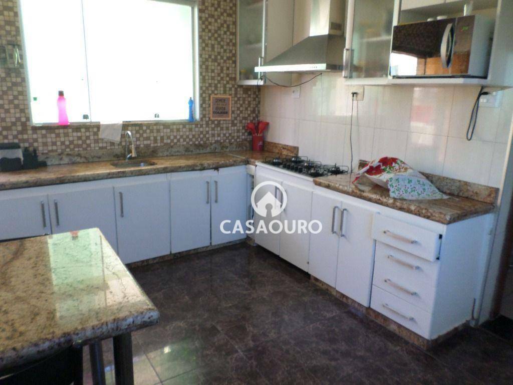 Casa à venda com 5 quartos, 300m² - Foto 7