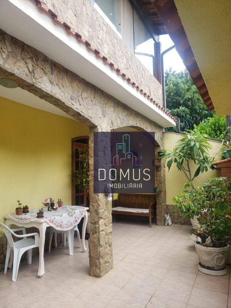 Casa à venda com 4 quartos, 187m² - Foto 1