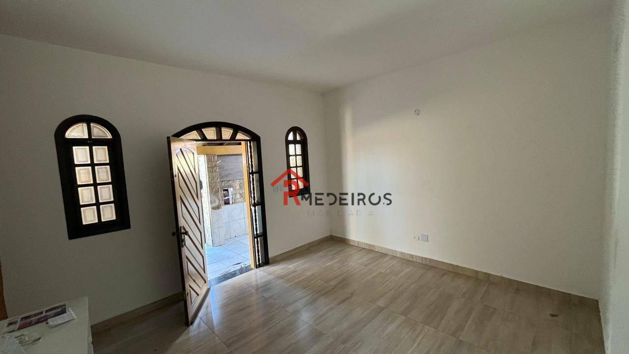 Casa para alugar com 3 quartos, 180m² - Foto 2