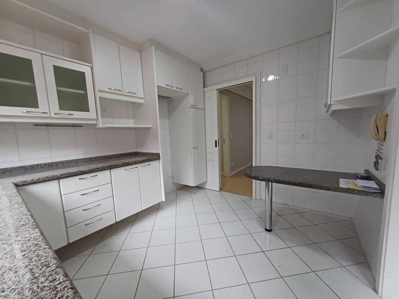 Apartamento para alugar com 3 quartos, 133m² - Foto 13