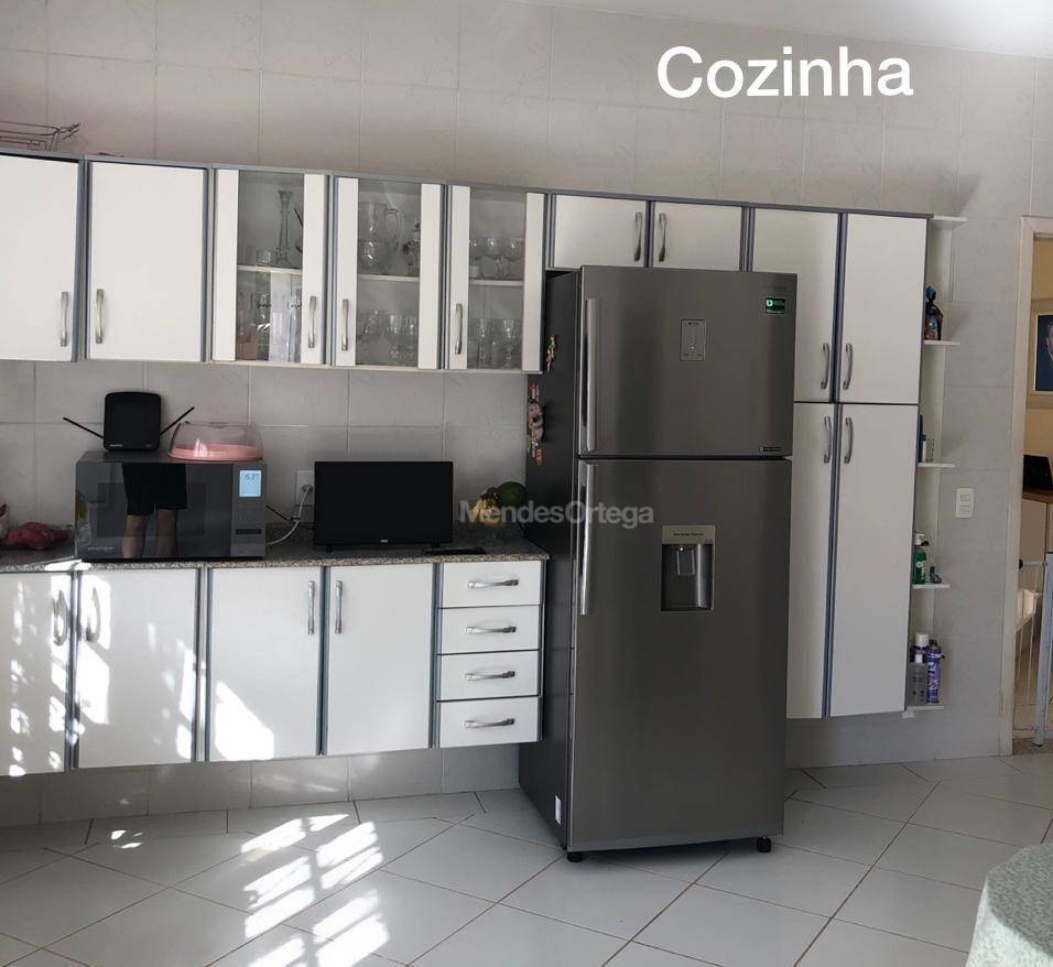 Casa para alugar com 3 quartos, 300m² - Foto 17