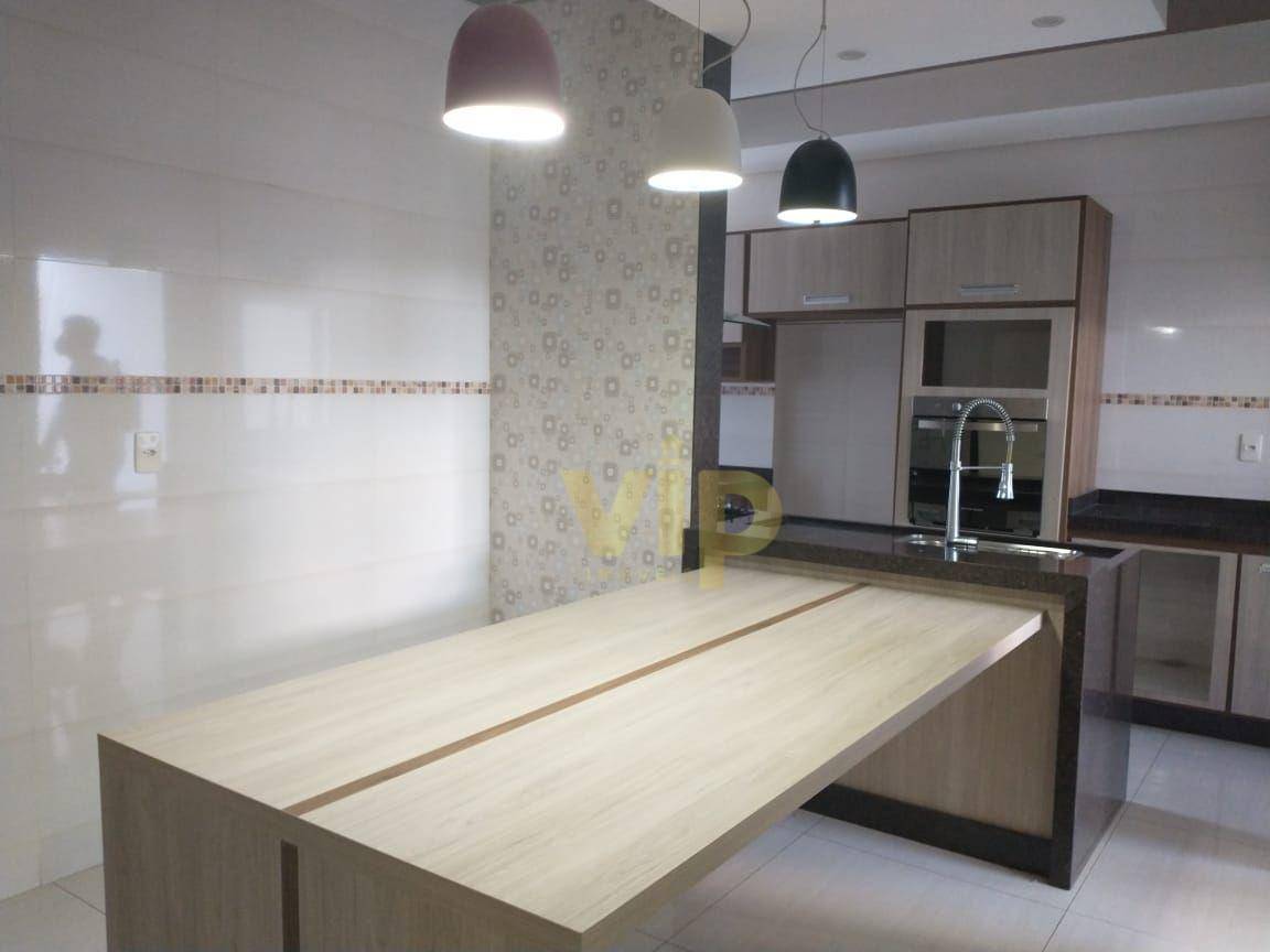 Casa à venda com 3 quartos, 235m² - Foto 1