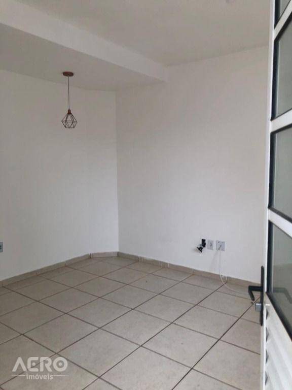 Casa à venda com 2 quartos, 67m² - Foto 2