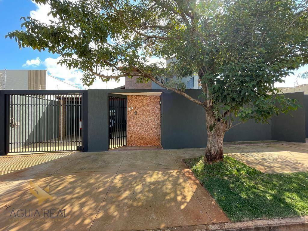 Sobrado à venda com 4 quartos, 254m² - Foto 1