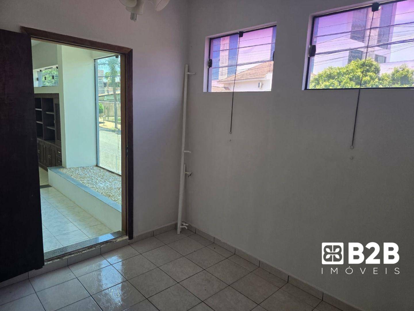 Casa à venda com 5 quartos, 290m² - Foto 3